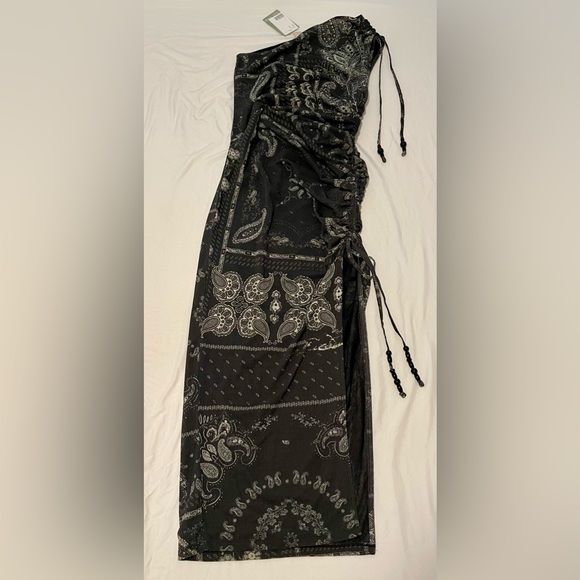 H&M Black and Gray bandana One-Shoulder Maxi Dress Cowboy Carter - Picture 2 of 7
